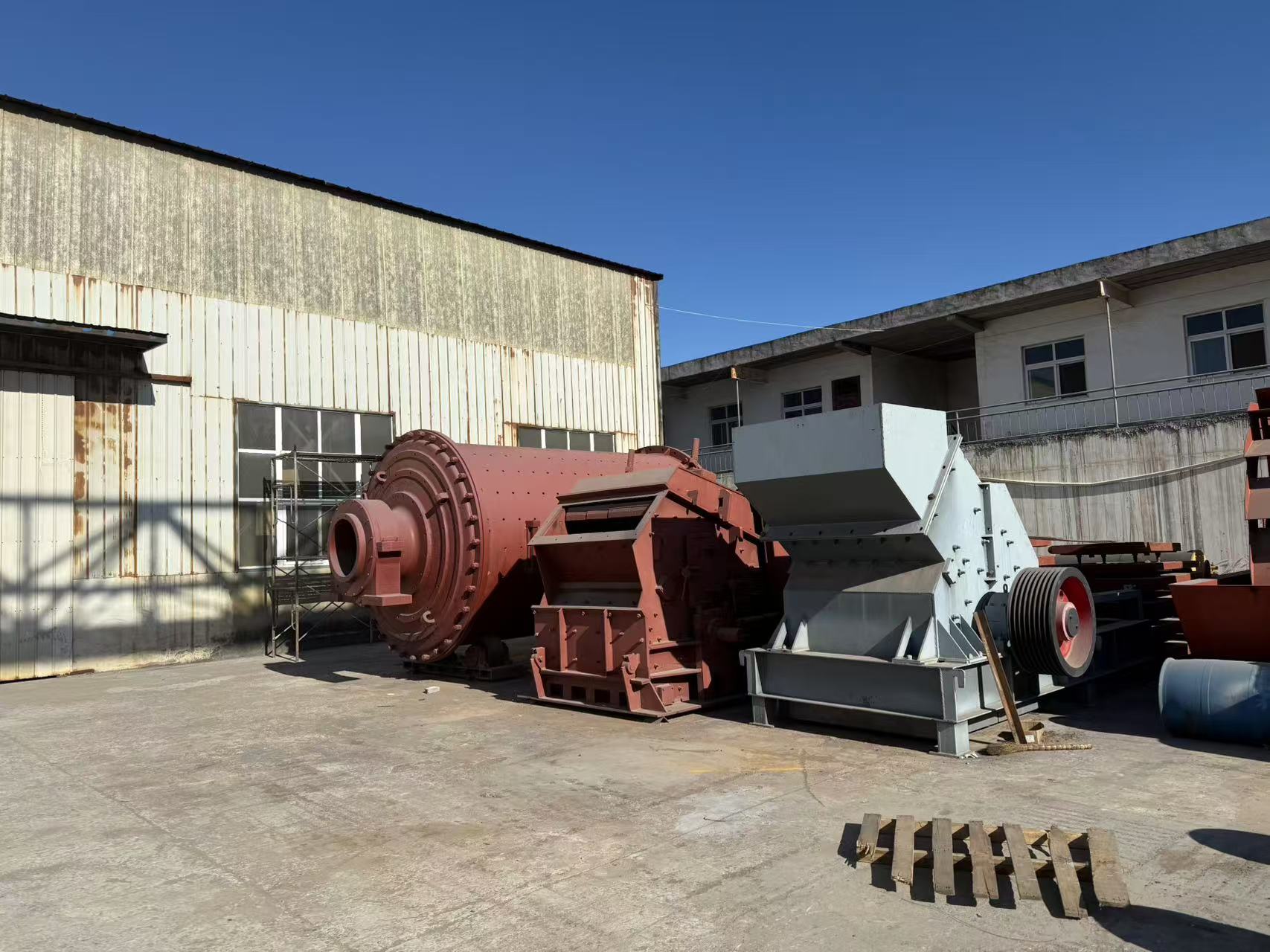 Ball mill and crusher equipment in Zhengzhou Zhongji Machinery factory yard