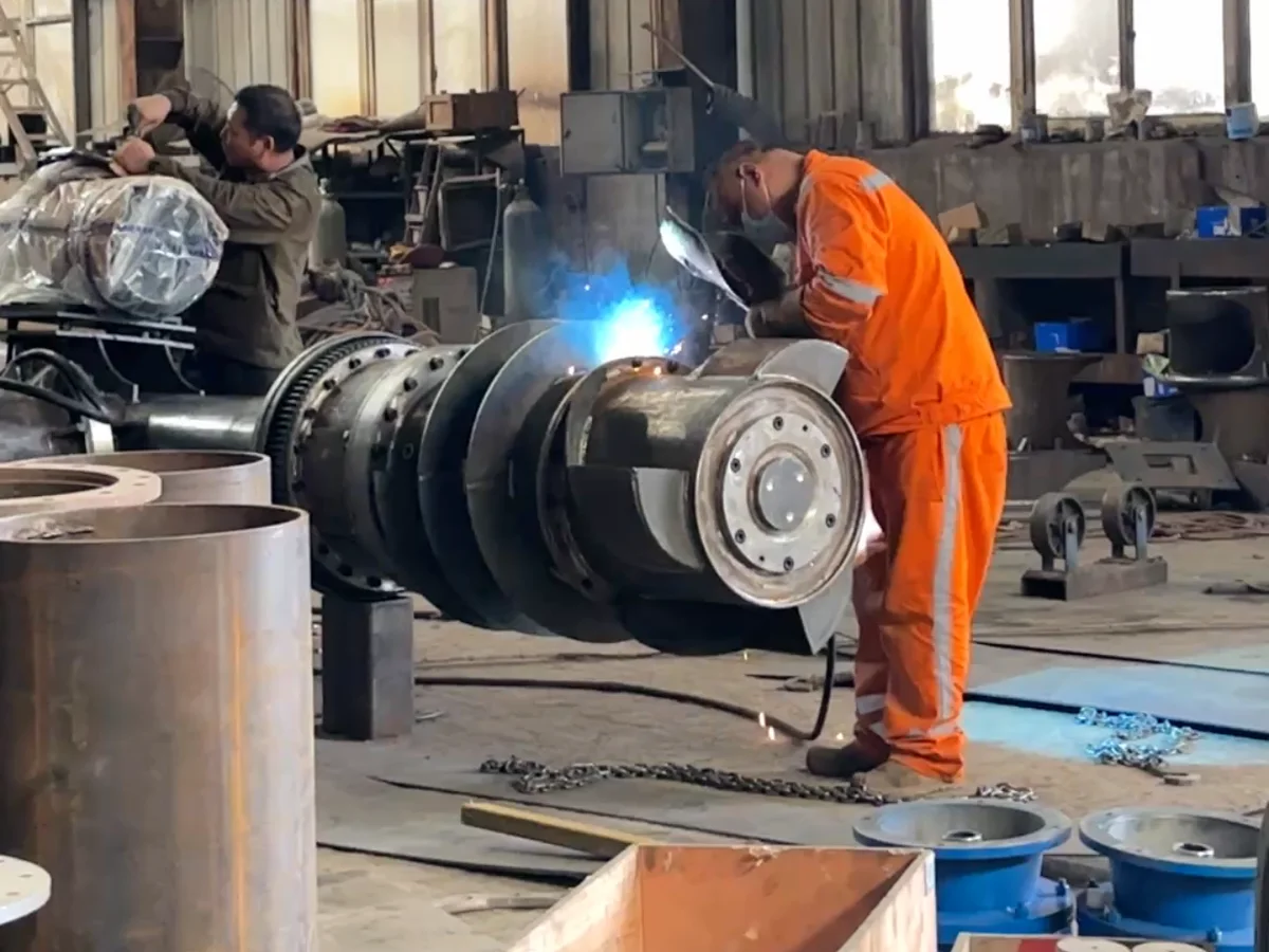 Welding worker manufacturing heavy mining equipment in Zhongji Machinery workshop