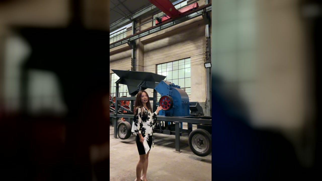 Towable mobile hammer crusher and factory representative in the Zhongji workshop